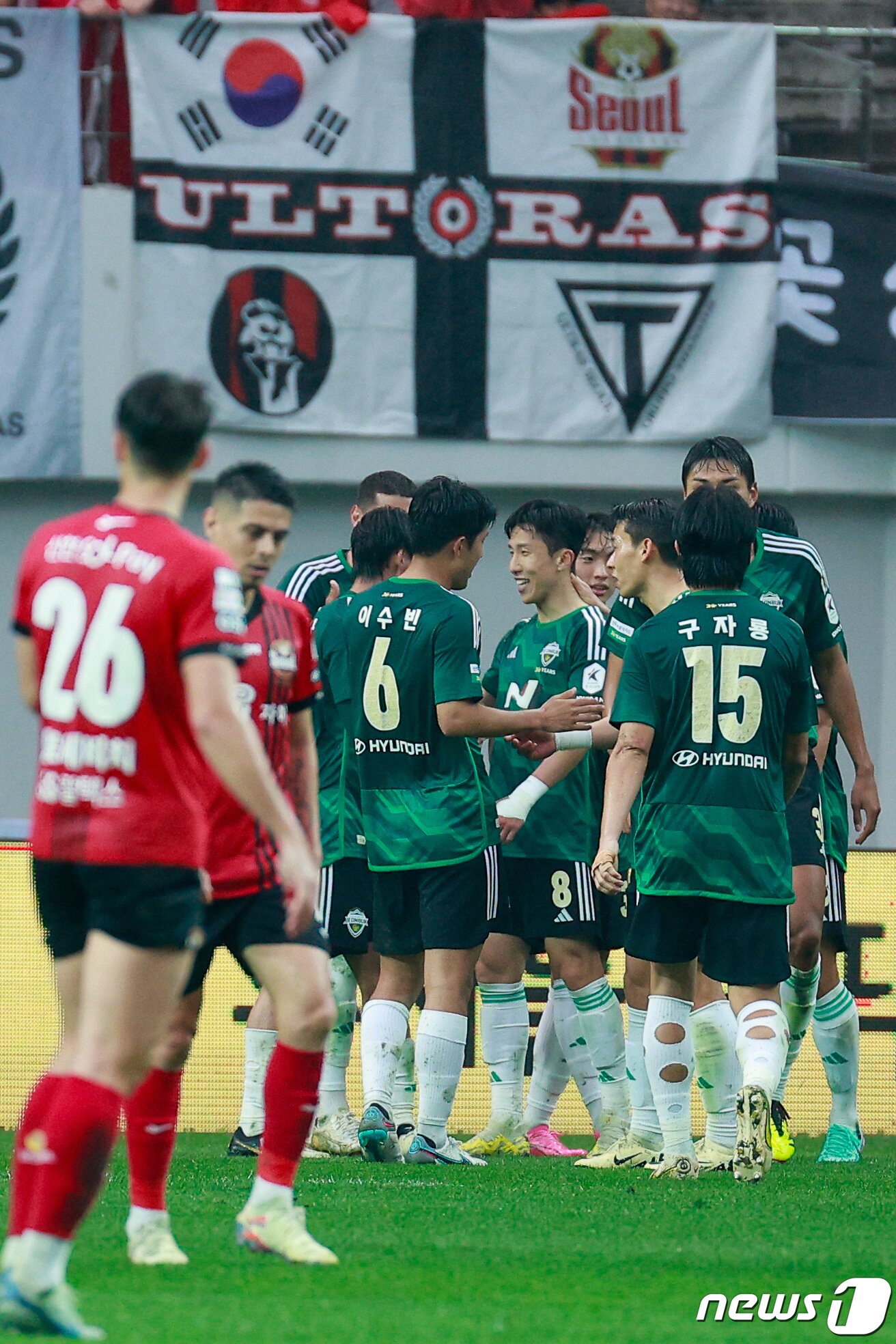 본문 이미지 - 20일 오후 서울 마포구 월드컵경기장에서 열린 '프로축구 하나은행 K리그1 2024 8라운드' FC 서울과 전북 현대 모터스의 경기 전반전, 전북 이영재가 팀의 두번째 골을 넣은 뒤 동료들의 축하를 받고 있다. 2024.4.20/뉴스1 ⓒ News1 안은나 기자