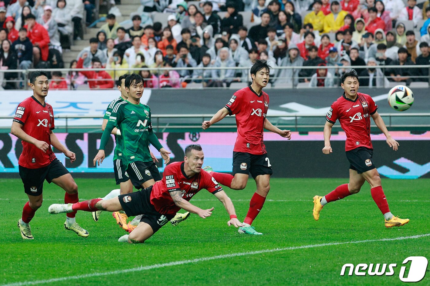 20일 오후 서울 마포구 월드컵경기장에서 열린 &#39;프로축구 하나은행 K리그1 2024 8라운드&#39; FC 서울과 전북 현대 모터스의 경기 전반전, 서울 일류첸코가 헤딩슛을 날리고 있다. VAR 결과 오프사이드 판정. 2024.4.20/뉴스1 ⓒ News1 안은나 기자