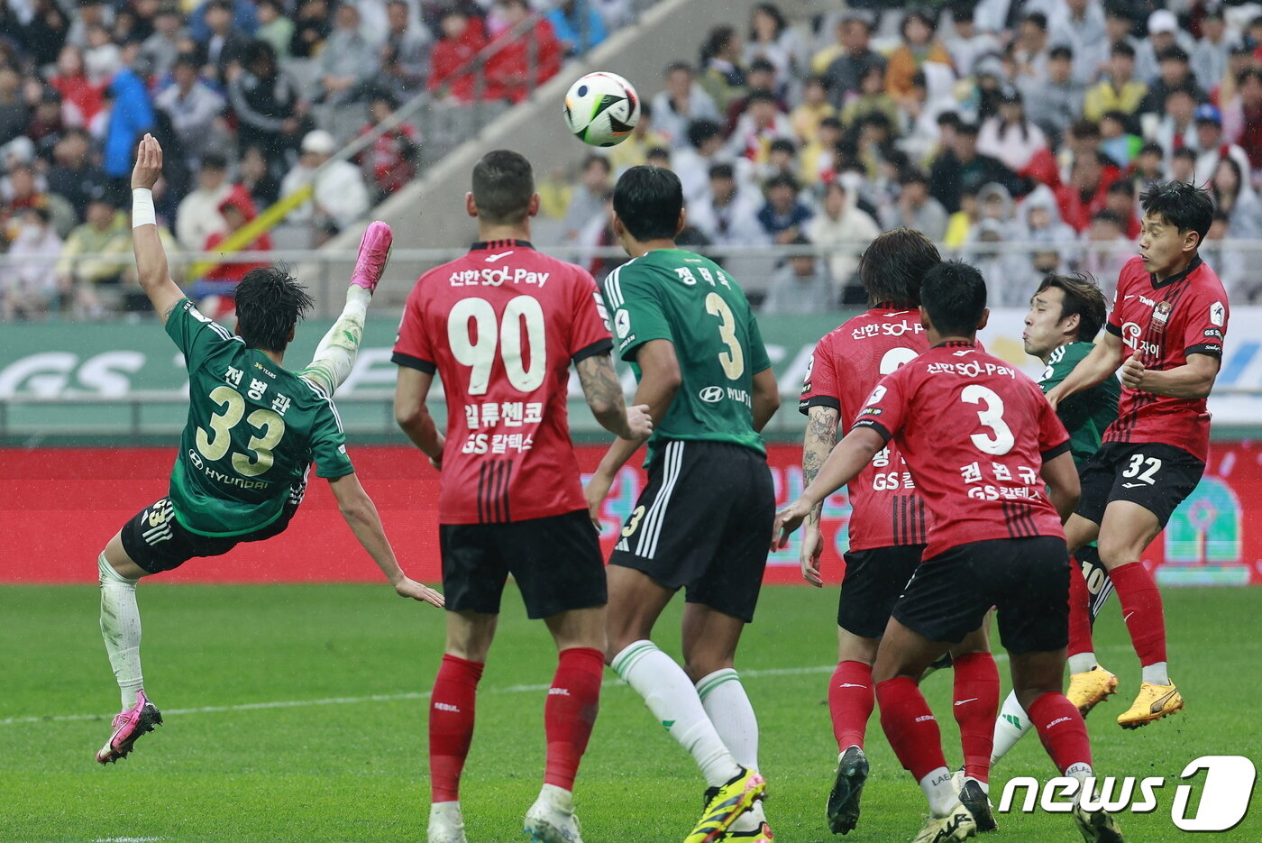 20일 오후 서울 마포구 월드컵경기장에서 열린 &#39;프로축구 하나은행 K리그1 2024 8라운드&#39; FC 서울과 전북 현대 모터스의 경기 후반전, 전북 전병관이 팀의 세번째 골을 넣고 있다. 2024.4.20/뉴스1 ⓒ News1 안은나 기자