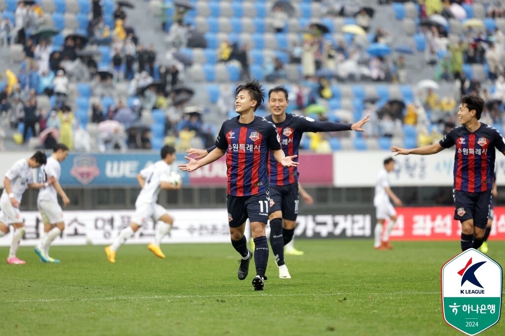 본문 이미지 - 1골 1도움으로 수원FC 승리를 이끈 이승우. &#40;한국프로축구연맹 제공&#41;