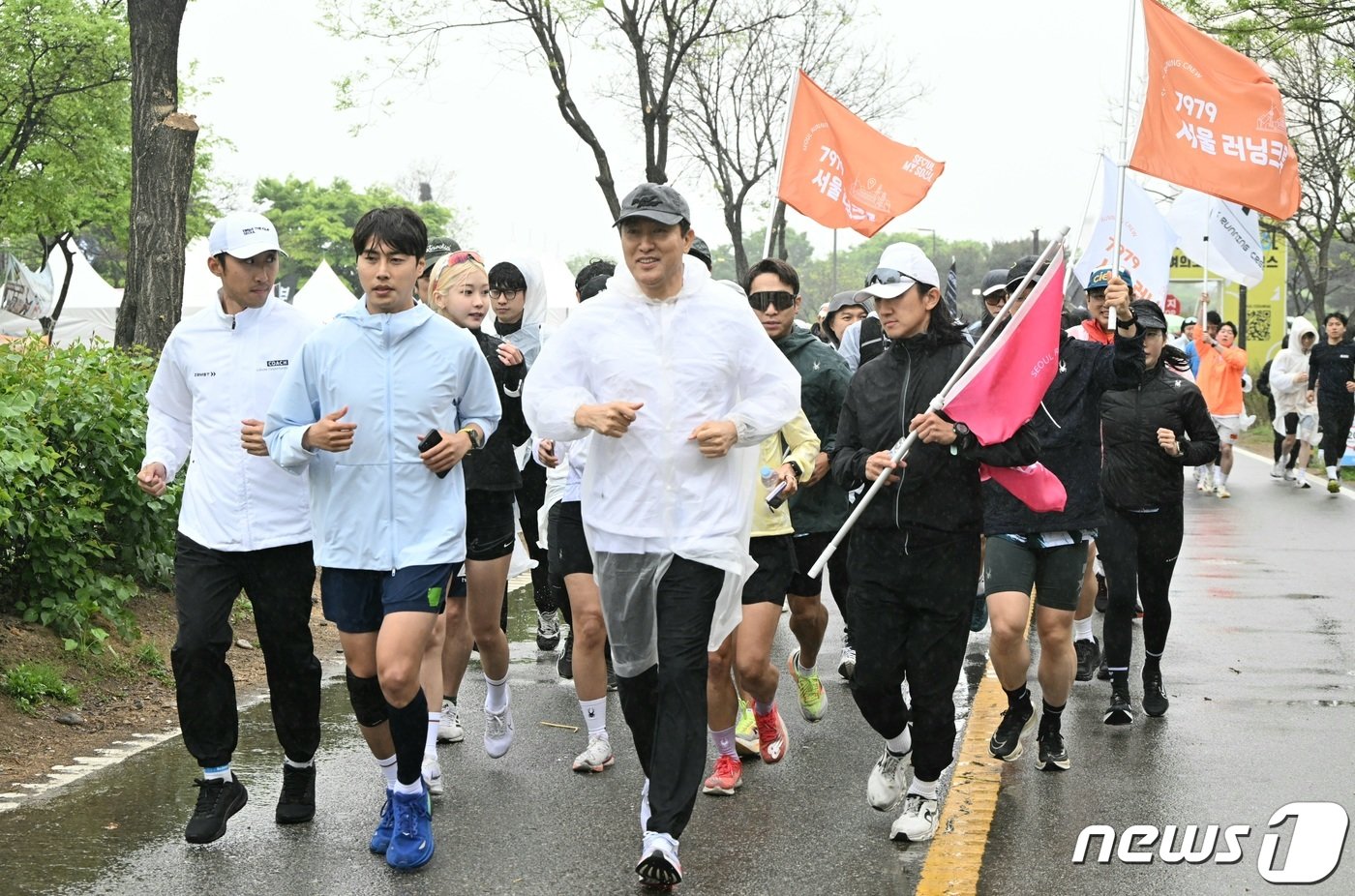 오세훈 서울시장이 20일 서울 여의도한강공원에서 열린 &#39;서울 러너스 페스티벌&#39;에서 참가자들과 함께 여의도 일대 8K 코스를 달리고 있다. &#40;서울시제공&#41; 2024.4.20/뉴스1