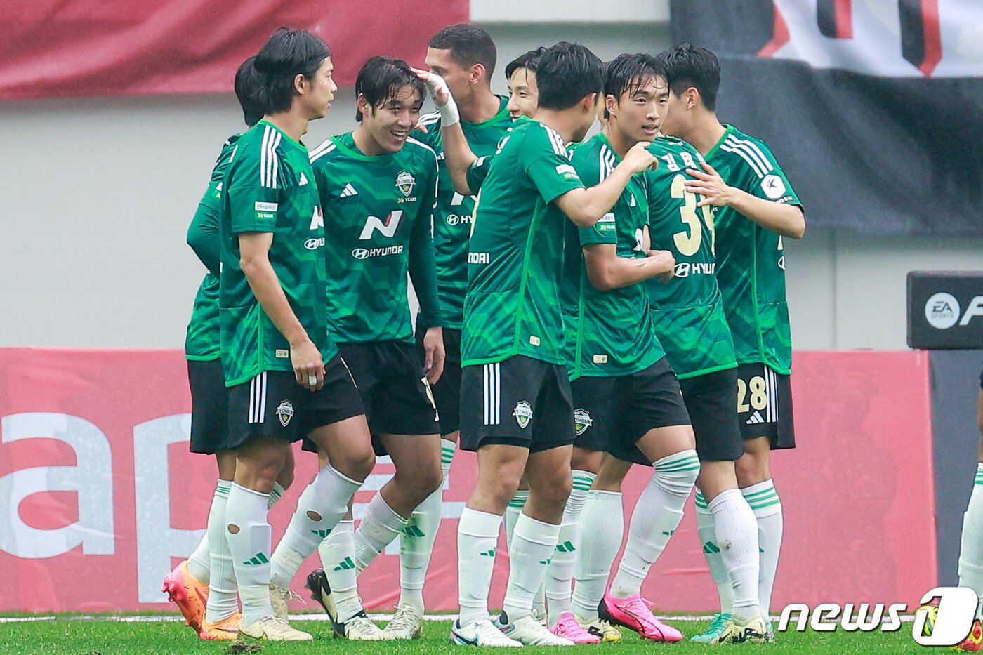 본문 이미지 - 기뻐하는 전북 선수들. 2024.4.20/뉴스1 ⓒ News1 안은나 기자