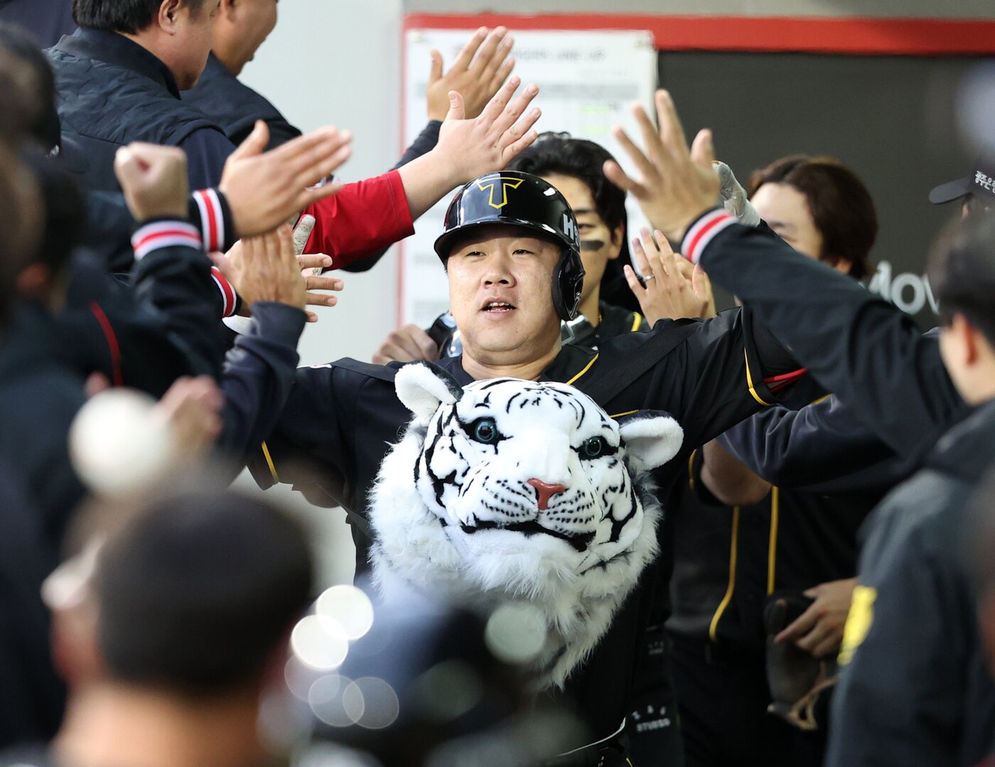 본문 이미지 - KIA 타이거즈 이우성이 20일 열린 2024 KBO리그 광주 NC 다이노스전에서 5회말 3점 홈런을 터뜨린 후 동료들의 축하를 받고 있다. (KIA 타이거즈 제공)