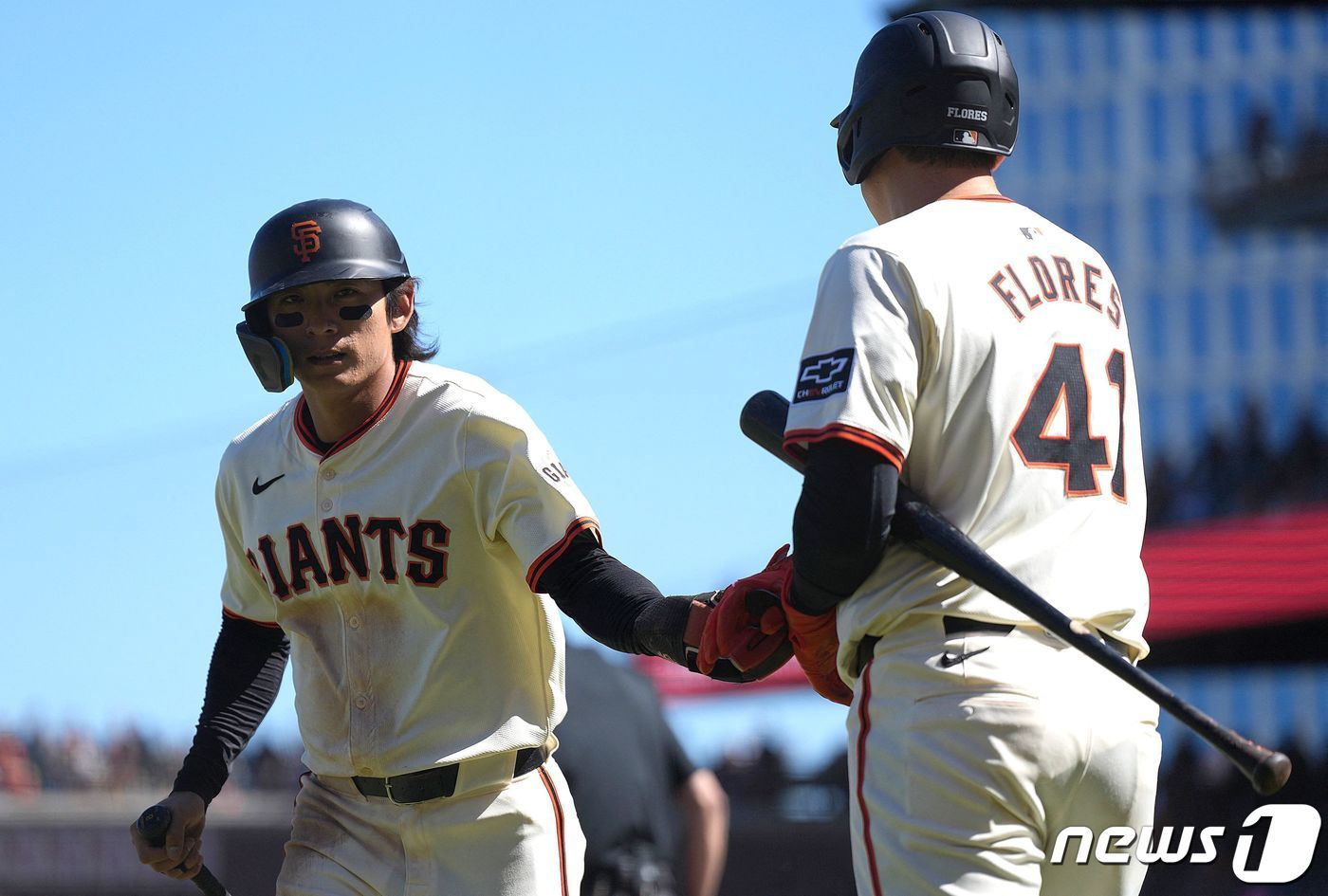 본문 이미지 - 이정후(26·샌프란시스코 자이언츠)가 21일(한국시간) 열린 2024 메이저리그 애리조나전에서 1회 선두타자 홈런을 친 뒤 동료 윌머 플로레스의 축하를 받고 있다. ⓒ AFP=뉴스1