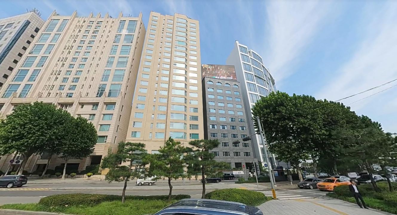 본문 이미지 - 서울시 강남구 청담동의 빌폴라리스(가운데).(카카오지도 제공)