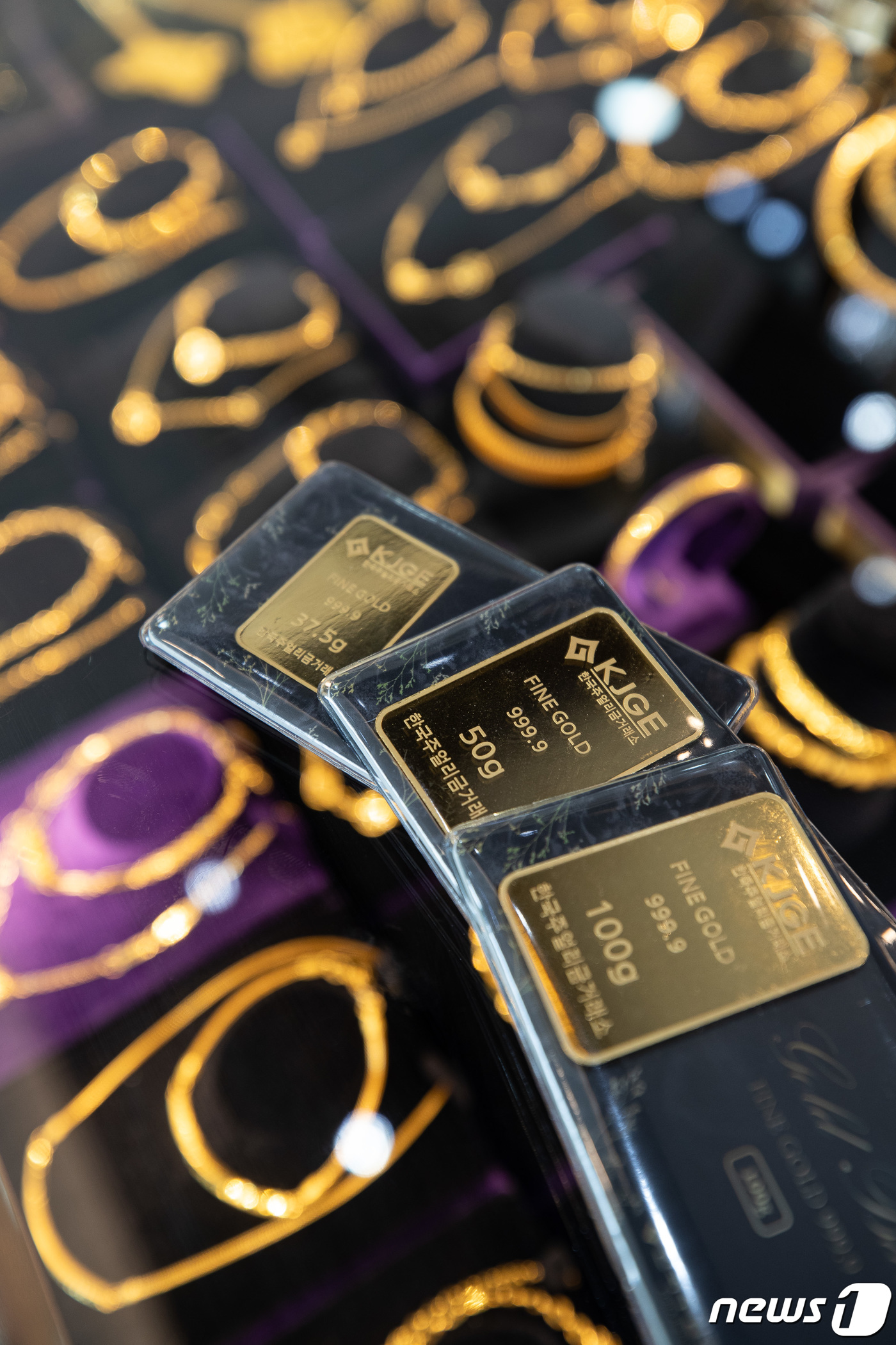 (서울=뉴스1) 유승관 기자 = 중동 위기 등으로 연일 국제 금값이 치솟는 가운데 국내 금 거래가 급증했다.20일 한국거래소(KRX)에 따르면 이번 달 19일까지 국내 일평균 금 …