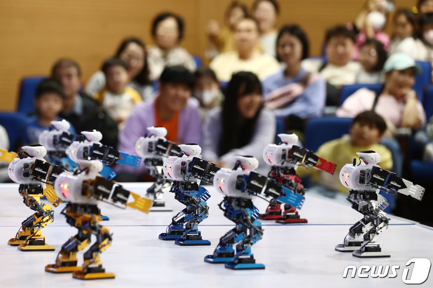 (서울=뉴스1) 이광호 기자 = 과학의 날인 21일 오전 서울 종로구 국립어린이과학관을 찾은 어린이 등이 노래에 맞춰 군무하는 로봇쇼를 관람하고 있다. 2024.4.21/뉴스1