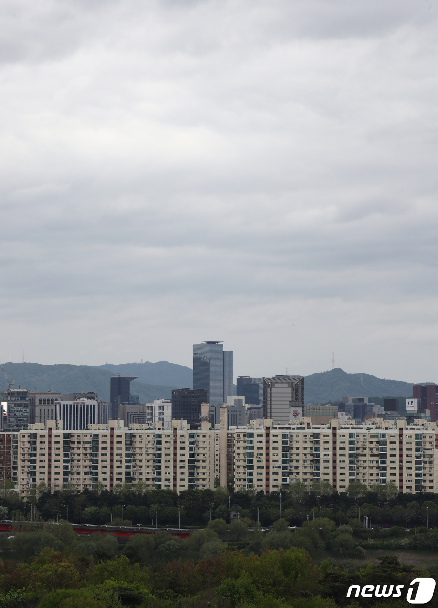 (서울=뉴스1) 이광호 기자 = 서울 강남 3구와 비강남지역의 아파트 가격 겨차가 커지며 아파트값 양극화가 심화되고 있는 가운데 21일 서울도심에서 바라본 강남 아파트 단지 모습. …