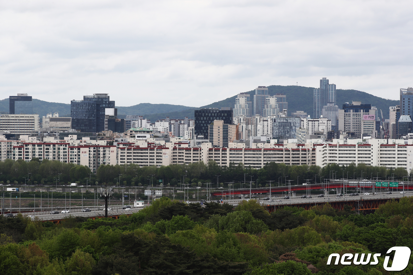 (서울=뉴스1) 이광호 기자 = 서울 강남 3구와 비강남지역의 아파트 가격 겨차가 커지며 아파트값 양극화가 심화되고 있는 가운데 21일 서울도심에서 바라본 강남 아파트 단지 모습. …