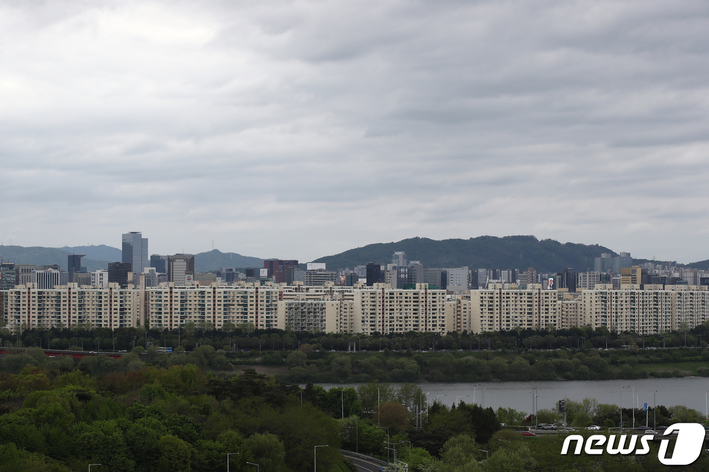 (서울=뉴스1) 이광호 기자 = 서울 강남 3구와 비강남지역의 아파트 가격 겨차가 커지며 아파트값 양극화가 심화되고 있는 가운데 21일 서울도심에서 바라본 강남 아파트 단지 모습. …