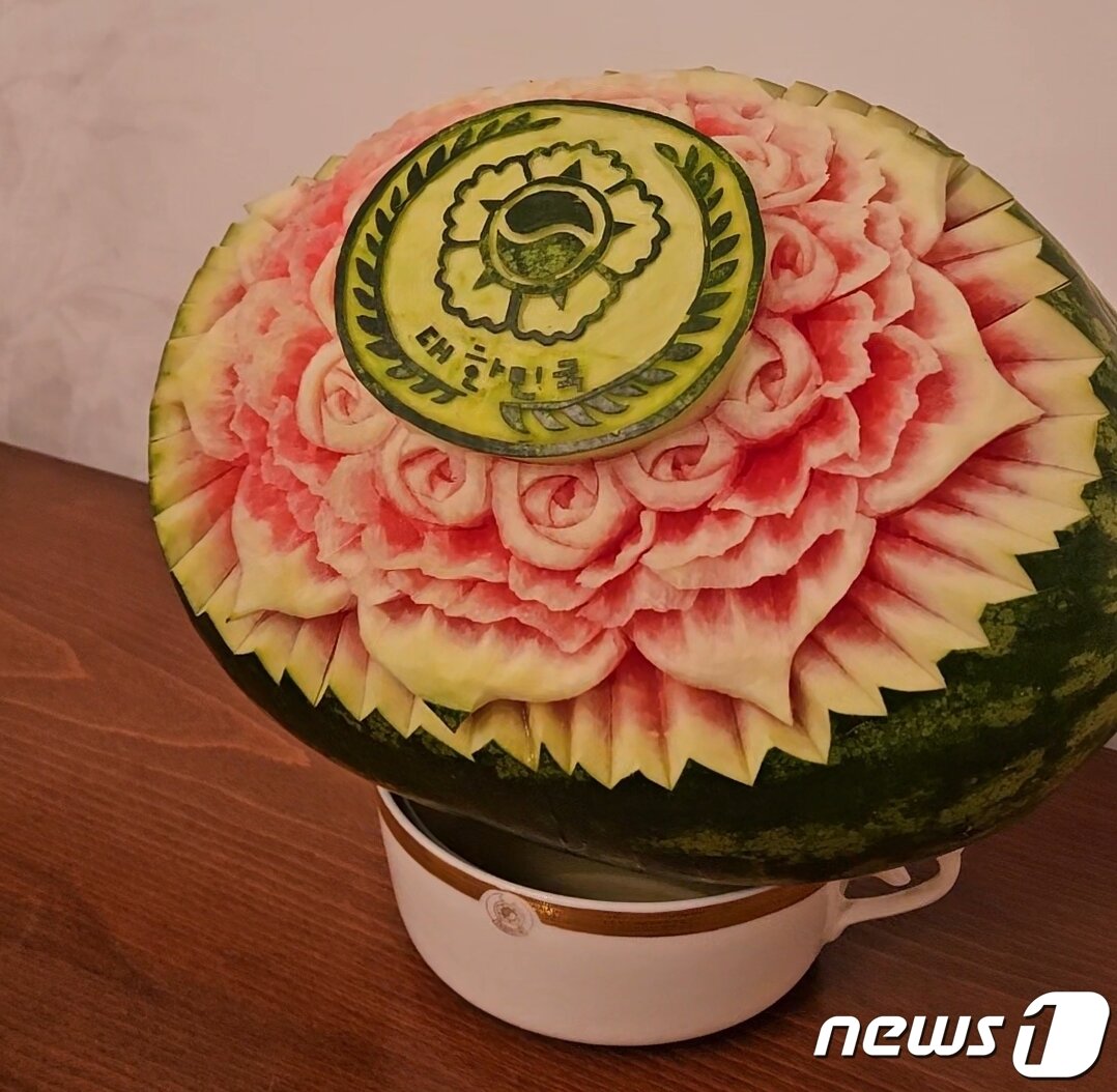 본문 이미지 - 지난해 10월 주튀니지 대사관저에서 개최된 국경일 행사에서 깎아 모양을 내 장식한 수박.(주튀니지 대사관 제공)