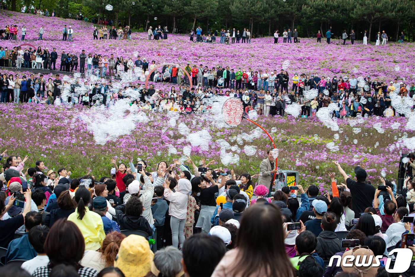 본문 이미지 - 21일 서울 노원구 2024 불암산 철쭉제를 찾은 어린이들이 불암산 힐링타운 일대에 조성된 철쭉동산에서 비누방울 공연을 보며 즐거워 하고 있다. 2024.4.21/뉴스1 ⓒ News1 유승관 기자