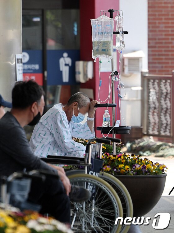 본문 이미지 - 정부의 의과대학 정원 확대로 촉발된 의정 갈등이 8주차에 접어든 가운데 14일 서울의 한 대학병원에서 환자가 생각에 잠겨 있다. 2024.4.14/뉴스1 박지혜 기자