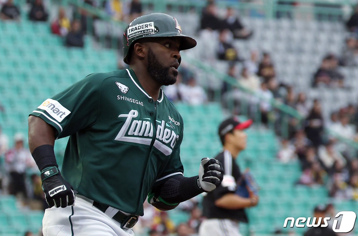 본문 이미지 - 21일 오후 인천시 미추홀구 문학동 SSG랜더스필드에서 열린 프로야구 '2024 신한 SOL 뱅크 KBO리그' LG 트윈스와 SSG 랜더스의 더블헤더 2차전 경기, 1회말 무사 주자 1루 상황 SSG 에레디아가 투런포를 날린 뒤 베이스를 돌고 있다. 2024.4.21/뉴스1 ⓒ News1 박정호 기자