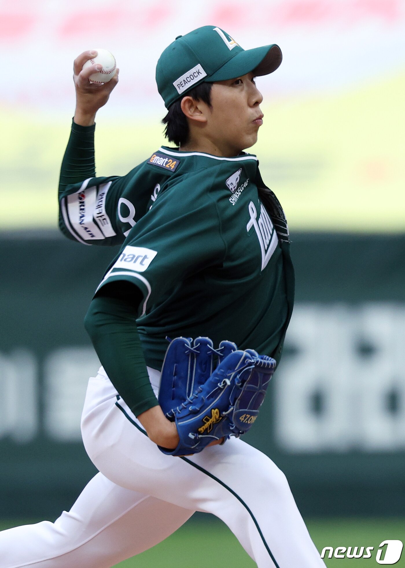 본문 이미지 - 21일 오후 인천시 미추홀구 문학동 SSG랜더스필드에서 열린 프로야구 '2024 신한 SOL 뱅크 KBO리그' LG 트윈스와 SSG 랜더스의 더블헤더 2차전 경기, 1회초 SSG 선발 오원석이 역투하고 있다. 2024.4.21/뉴스1 ⓒ News1 박정호 기자