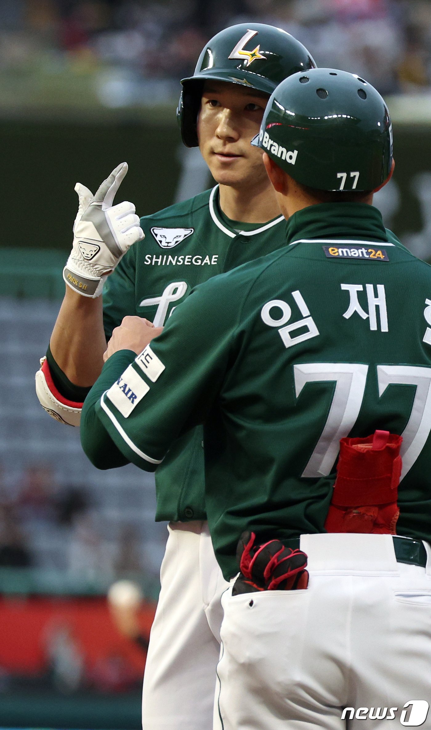 본문 이미지 - 21일 오후 인천시 미추홀구 문학동 SSG랜더스필드에서 열린 프로야구 '2024 신한 SOL 뱅크 KBO리그' LG 트윈스와 SSG 랜더스의 더블헤더 2차전 경기, 3회말 1사 주자 1루 상황 SSG 박성한이 안타를 날린 뒤 1루에 안착해 세리머니를 하고 있다. 2024.4.21/뉴스1 ⓒ News1 박정호 기자