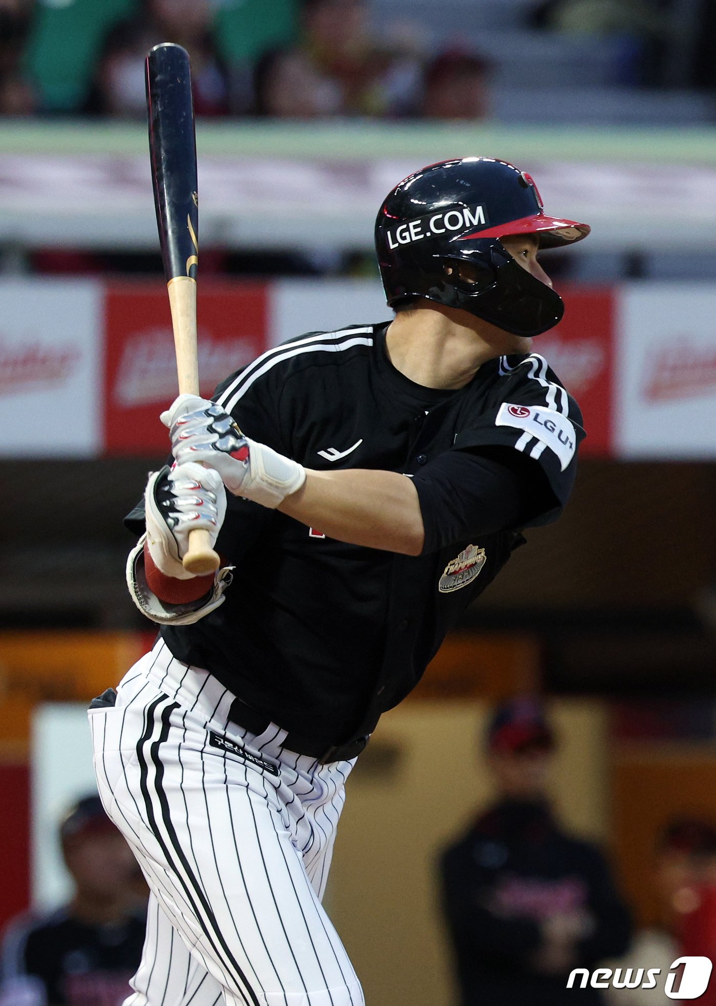 본문 이미지 - 21일 오후 인천시 미추홀구 문학동 SSG랜더스필드에서 열린 프로야구 '2024 신한 SOL 뱅크 KBO리그' LG 트윈스와 SSG 랜더스의 더블헤더 2차전 경기, 4회초 2사 주자 2루 상황 LG 홍창기가 적시타를 날리고 있다. 2024.4.21/뉴스1 ⓒ News1 박정호 기자