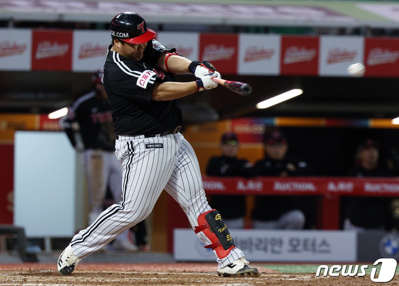 본문 이미지 - 21일 오후 인천시 미추홀구 문학동 SSG랜더스필드에서 열린 프로야구 '2024 신한 SOL 뱅크 KBO리그' LG 트윈스와 SSG 랜더스의 더블헤더 2차전 경기, 5회초 LG 선두타자 김범석이 안타를 날리고 있다. 2024.4.21/뉴스1 ⓒ News1 박정호 기자