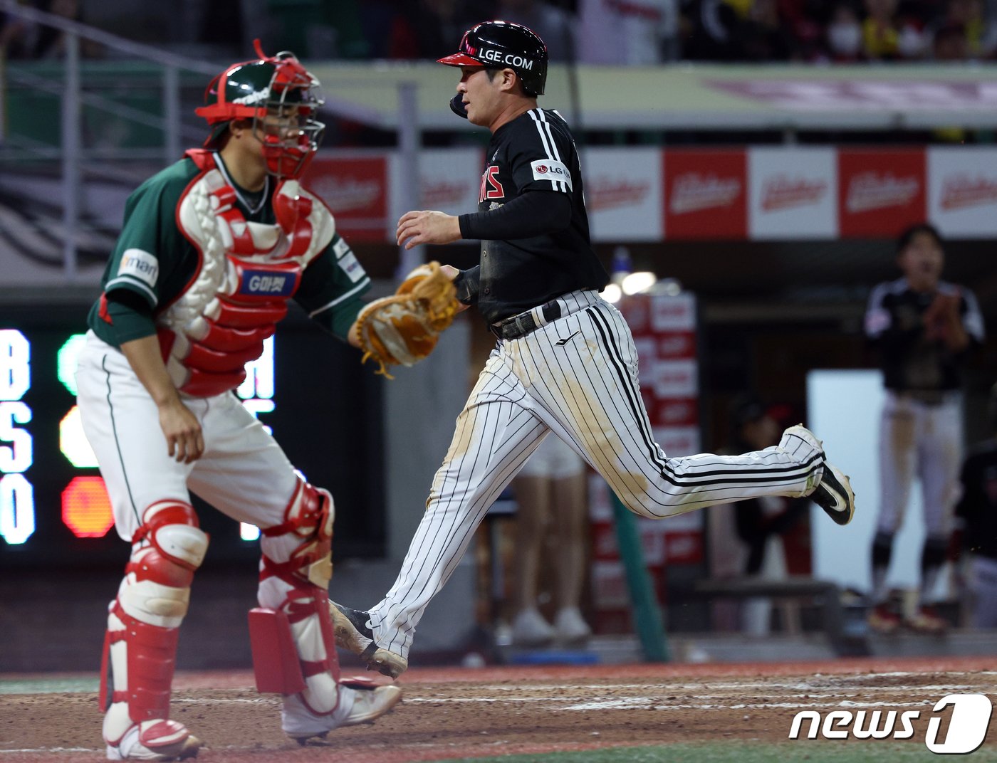 본문 이미지 - 21일 오후 인천시 미추홀구 문학동 SSG랜더스필드에서 열린 프로야구 '2024 신한 SOL 뱅크 KBO리그' LG 트윈스와 SSG 랜더스의 더블헤더 2차전 경기, 6회초 1사 주자 3루 상황 LG 구본혁 외야 플라이에 3루 주자 오지환이 홈인하고 있다. 2024.4.21/뉴스1 ⓒ News1 박정호 기자