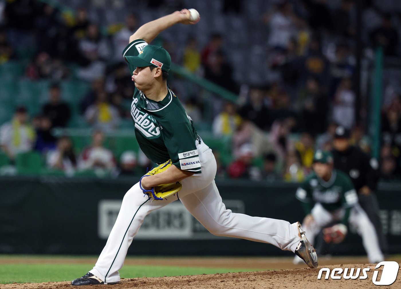 본문 이미지 - 21일 오후 인천시 미추홀구 문학동 SSG랜더스필드에서 열린 프로야구 &#39;2024 신한 SOL 뱅크 KBO리그&#39; LG 트윈스와 SSG 랜더스의 더블헤더 2차전 경기, 7회초 SSG 조병현이 역투하고 있다. 2024.4.21/뉴스1 ⓒ News1 박정호 기자