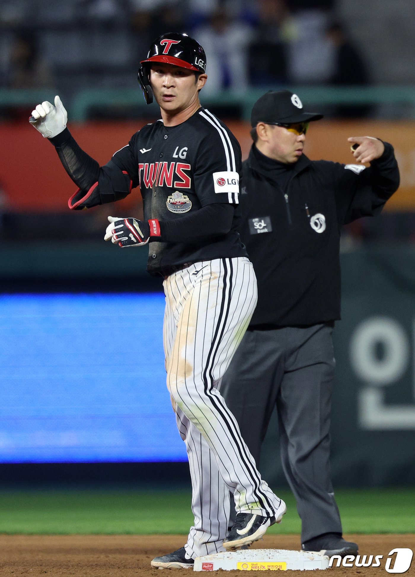 21일 오후 인천시 미추홀구 문학동 SSG랜더스필드에서 열린 프로야구 &#39;2024 신한 SOL 뱅크 KBO리그&#39; LG 트윈스와 SSG 랜더스의 더블헤더 2차전 경기, 7회초 2사 주자 없는 상황 LG 오지환이 안타를 날린 뒤 2루 베이스에 안착해 있다. 2024.4.21/뉴스1 ⓒ News1 박정호 기자