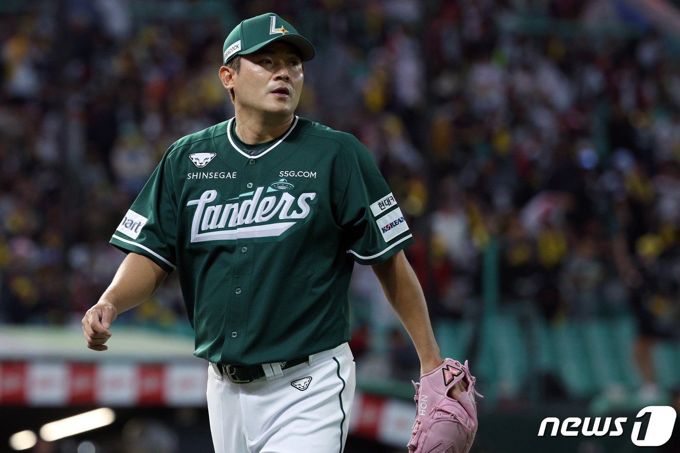 본문 이미지 - 21일 오후 인천시 미추홀구 문학동 SSG랜더스필드에서 열린 프로야구 '2024 신한 SOL 뱅크 KBO리그' LG 트윈스와 SSG 랜더스의 더블헤더 2차전 경기, 8회초 SSG 노경은이 무실점으로 이닝을 마친 뒤 더그아웃으로 향하고 있다. 2024.4.21/뉴스1 ⓒ News1 박정호 기자