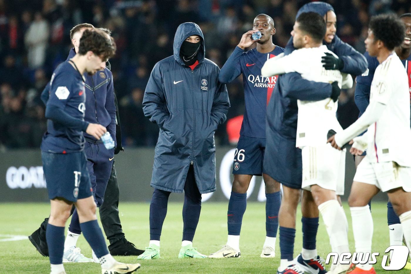 리옹전을 승리한 PSG 선수들이 기뻐하고 있다. 동료들을 지켜보고 있는 음바페&#40;가운데&#41;. ⓒ AFP=뉴스1