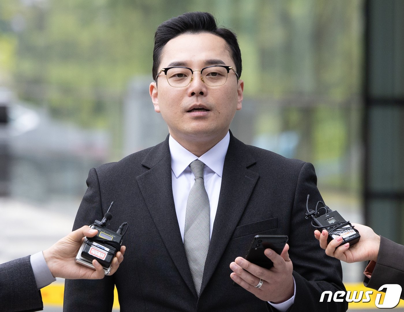 본문 이미지 - '경기도 법카 유용 의혹' 제보자 조명현 씨가 4월22일 오전 경기 수원시 영통구 수원지방법원에서 열린 ‘공직선거법 위반’ 혐의로 불구속 기소된 더불어민주당 이재명 대표의 배우자 김혜경 씨의 3차 공판에 증인으로 출석하기 전 입장을 말하고 있다. 2024.4.22/뉴스1 ⓒ News1 이재명 기자