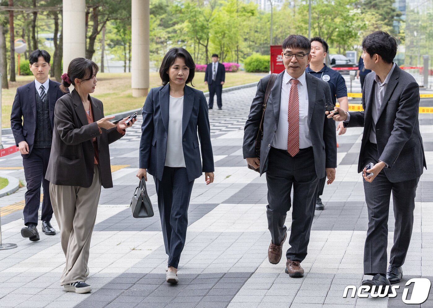 본문 이미지 - ‘공직선거법 위반’ 혐의로 불구속 기소된 더불어민주당 이재명 대표의 배우자 김혜경 씨가 22일 오전 경기 수원시 영통구 수원지방법원에서 열린 3차 공판에 출석하고 있다. 2024.4.22/뉴스1 ⓒ News1 이재명 기자