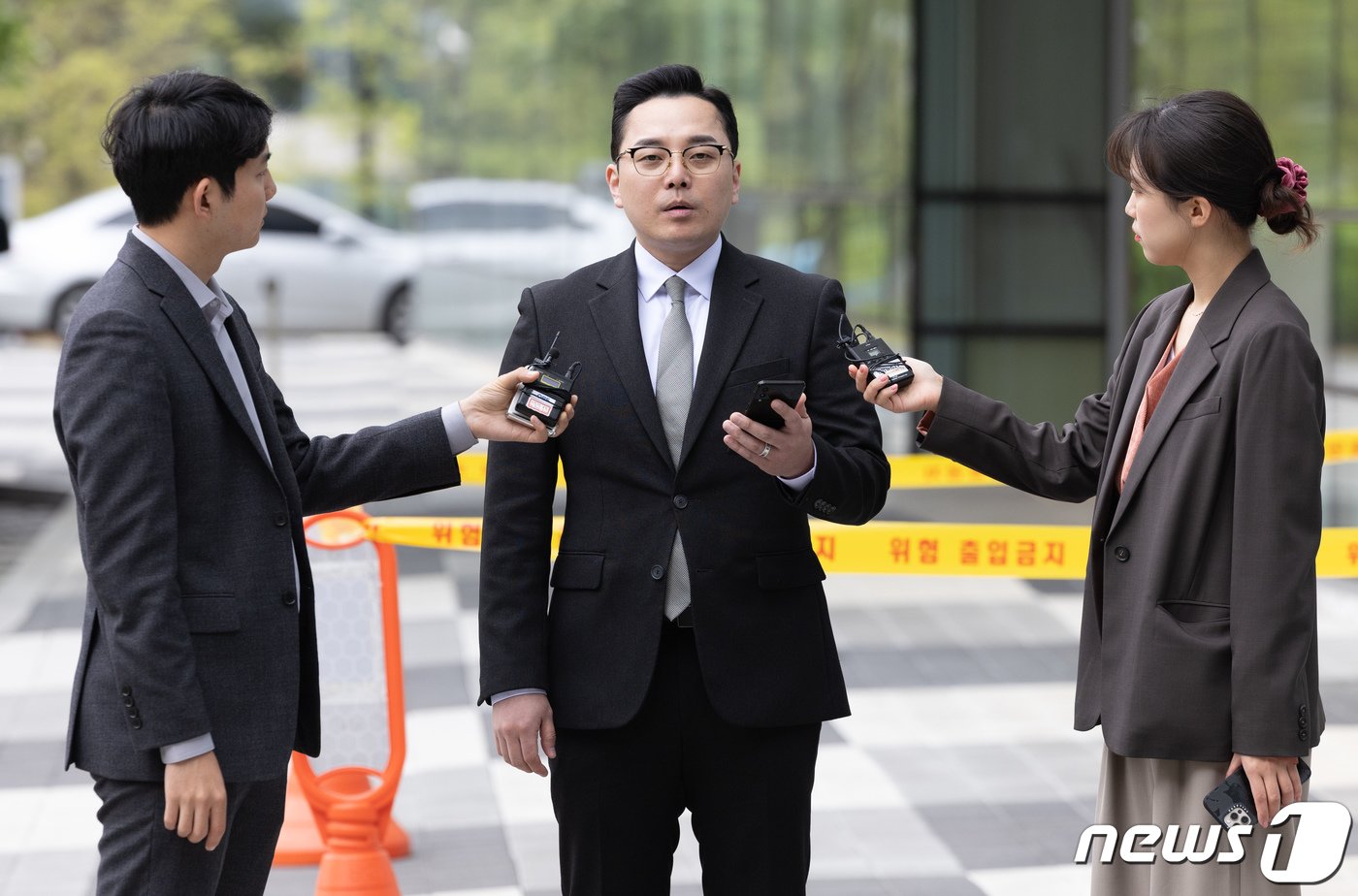 본문 이미지 - &#39;경기도 법카 유용 의혹&#39; 제보자 조명현 씨가 22일 오전 경기 수원시 영통구 수원지방법원에서 열린 ‘공직선거법 위반’ 혐의로 불구속 기소된 더불어민주당 이재명 대표의 배우자 김혜경 씨의 3차 공판에 증인으로 출석하기 전 입장을 말하고 있다. 2024.4.22/뉴스1 ⓒ News1 이재명 기자