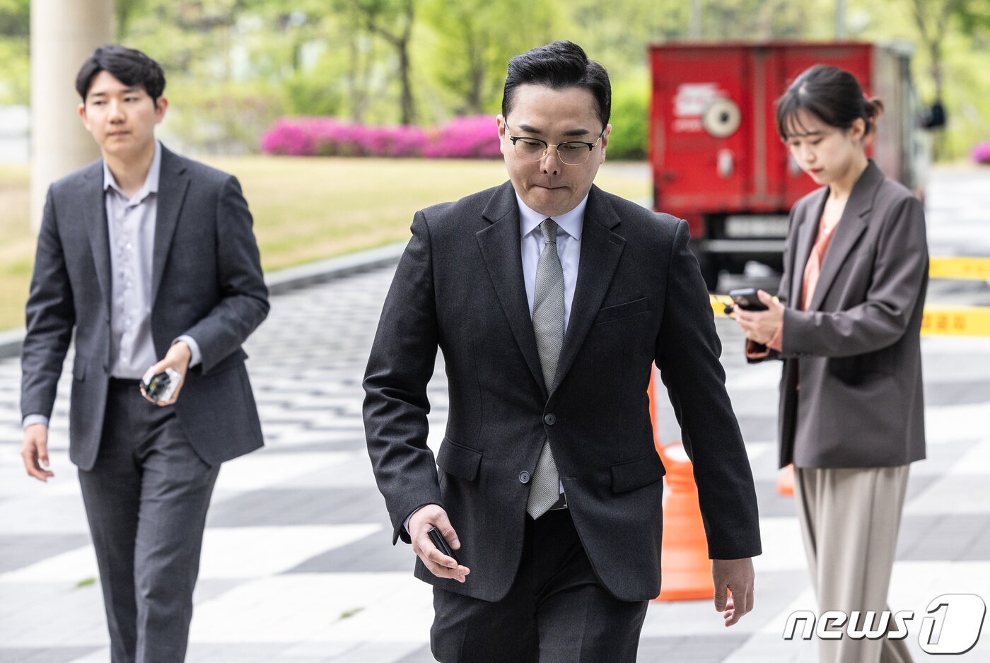 본문 이미지 - &#39;경기도 법카 유용 의혹&#39; 제보자 조명현 씨가 22일 오전 경기 수원시 영통구 수원지방법원에서 열린 ‘공직선거법 위반’ 혐의로 불구속 기소된 더불어민주당 이재명 대표의 배우자 김혜경 씨의 3차 공판에 증인으로 출석하고 있다. 2024.4.22/뉴스1 ⓒ News1 이재명 기자