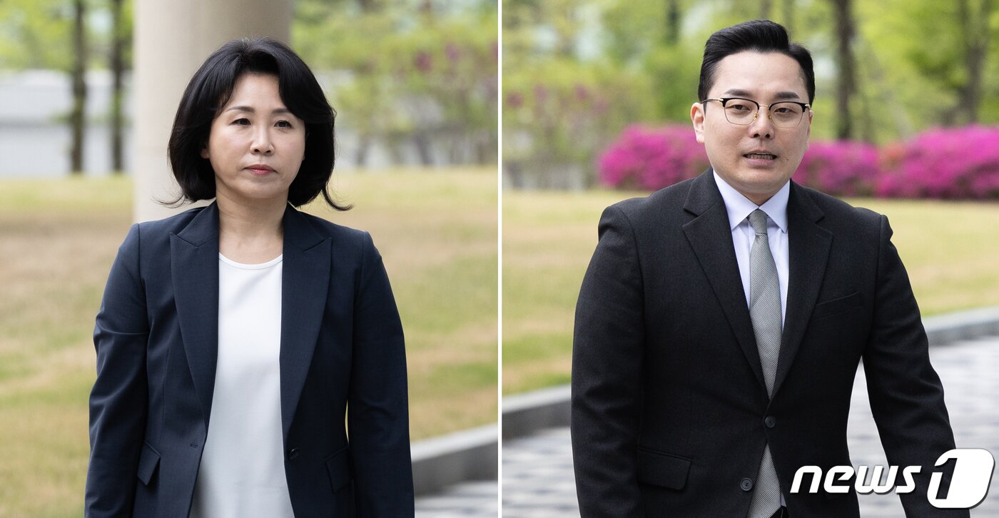 본문 이미지 - ‘공직선거법 위반’ 혐의로 불구속 기소된 더불어민주당 이재명 대표의 배우자 김혜경 씨와 '경기도 법카 유용 의혹' 제보자 조명현 씨가 22일 오전 경기 수원시 영통구 수원지방법원에서 열린 3차 공판에 출석하고 있다. 2024.4.22/뉴스1 ⓒ News1 이재명 기자