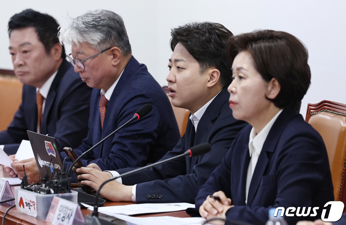 본문 이미지 - 이준석 개혁신당 대표가 22일 오전 서울 여의도 국회에서 열린 최고위원회의에서 모두발언을 하고 있다. 2024.4.22/뉴스1 ⓒ News1 구윤성 기자