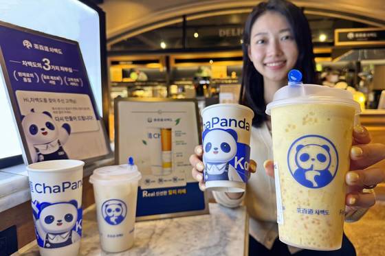 본문 이미지 - 갤러리아백화점이 지난 2024년 서울 명품관에서 선보인 중국 밀크티 브랜드 '차백도' (갤러리아백화점 제공) 2024.4.22/뉴스1