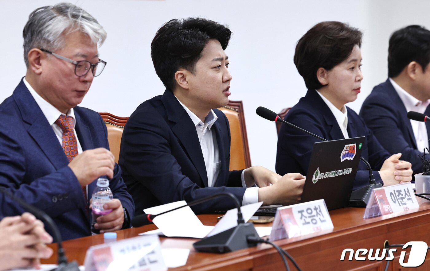 본문 이미지 - 이준석 개혁신당 대표가 22일 오전 서울 여의도 국회에서 열린 최고위원회의에서 모두발언을 하고 있다. 2024.4.22/뉴스1 ⓒ News1 구윤성 기자