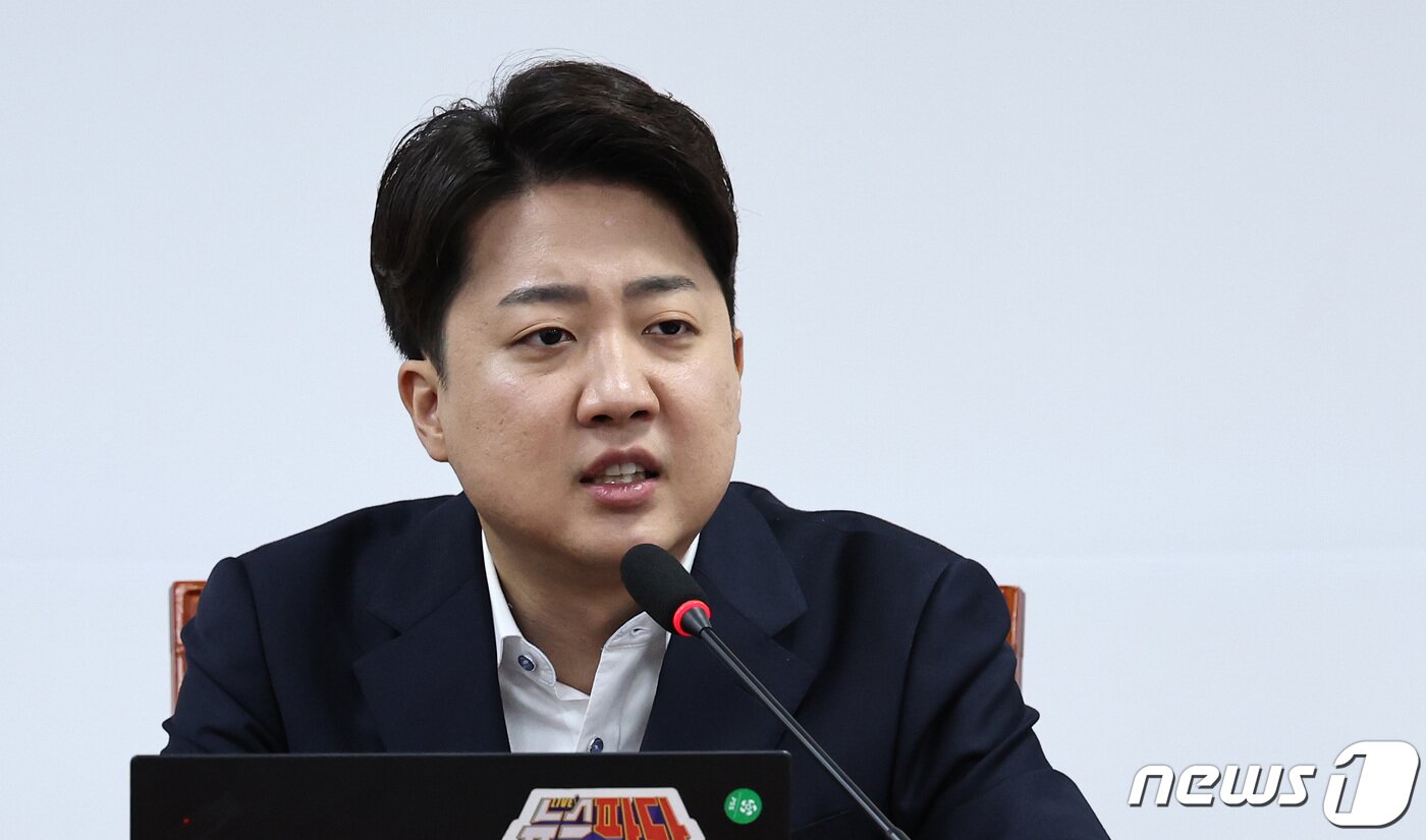 본문 이미지 - 이준석 개혁신당 대표가 22일 오전 서울 여의도 국회에서 열린 최고위원회의에서 모두발언을 하고 있다. 2024.4.22/뉴스1 ⓒ News1 구윤성 기자
