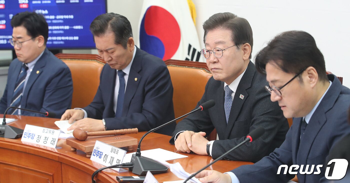 본문 이미지 - 이재명 더불어민주당 대표가 22일 오전 서울 여의도 국회에서 열린 최고위원회의에서 발언을 하고 있다. 2024.4.22/뉴스1 ⓒ News1 임세영 기자
