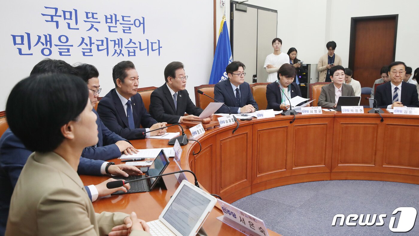 본문 이미지 - 이재명 더불어민주당 대표가 22일 오전 서울 여의도 국회에서 열린 최고위원회의에서 발언을 하고 있다. 2024.4.22/뉴스1 ⓒ News1 임세영 기자