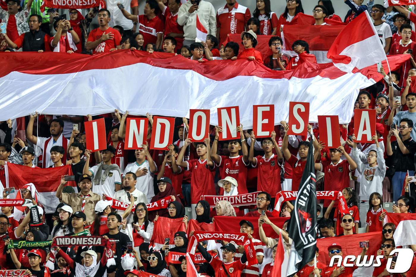 요르단을 꺾고 U23 아시안컵 8강에 오르자 환호하는 인도네시아 팬들. ⓒ AFP=뉴스1