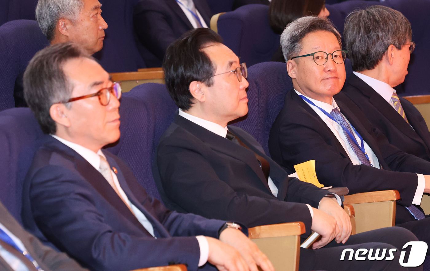 조태열 장관 바라보는 정재호 주중 한국대사 - 뉴스1