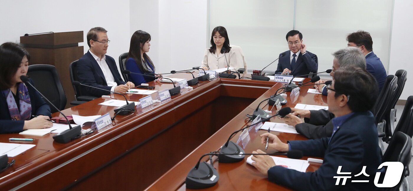 본문 이미지 - 윤영덕 더불어민주연합 공동대표가 22일 오전 서울 여의도 국회 의원회관에서 열린 최고위원회의에서 발언을 하고 있다. 2024.4.22/뉴스1 ⓒ News1 임세영 기자