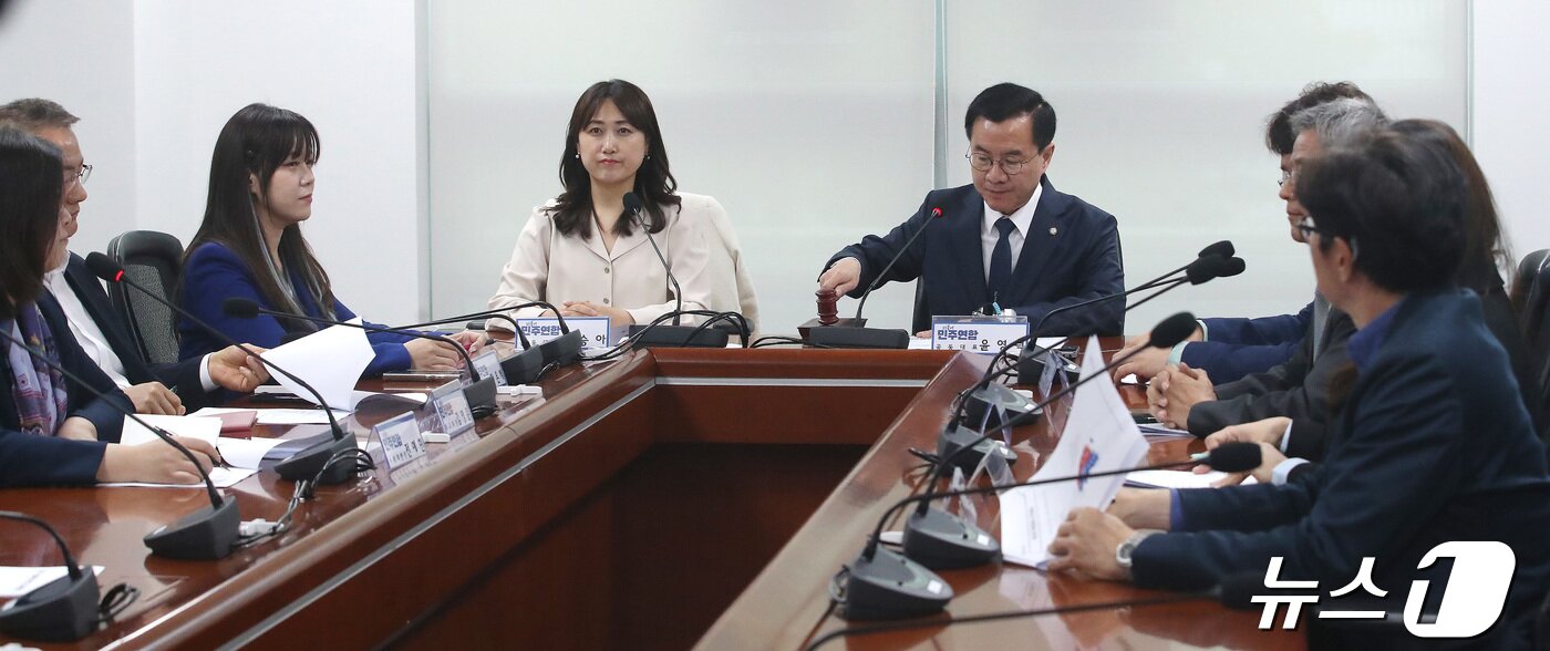 본문 이미지 - 윤영덕 더불어민주연합 공동대표가 22일 오전 서울 여의도 국회 의원회관에서 열린 최고위원회의에서 의사봉을 두드리고 있다. 2024.4.22/뉴스1 ⓒ News1 임세영 기자