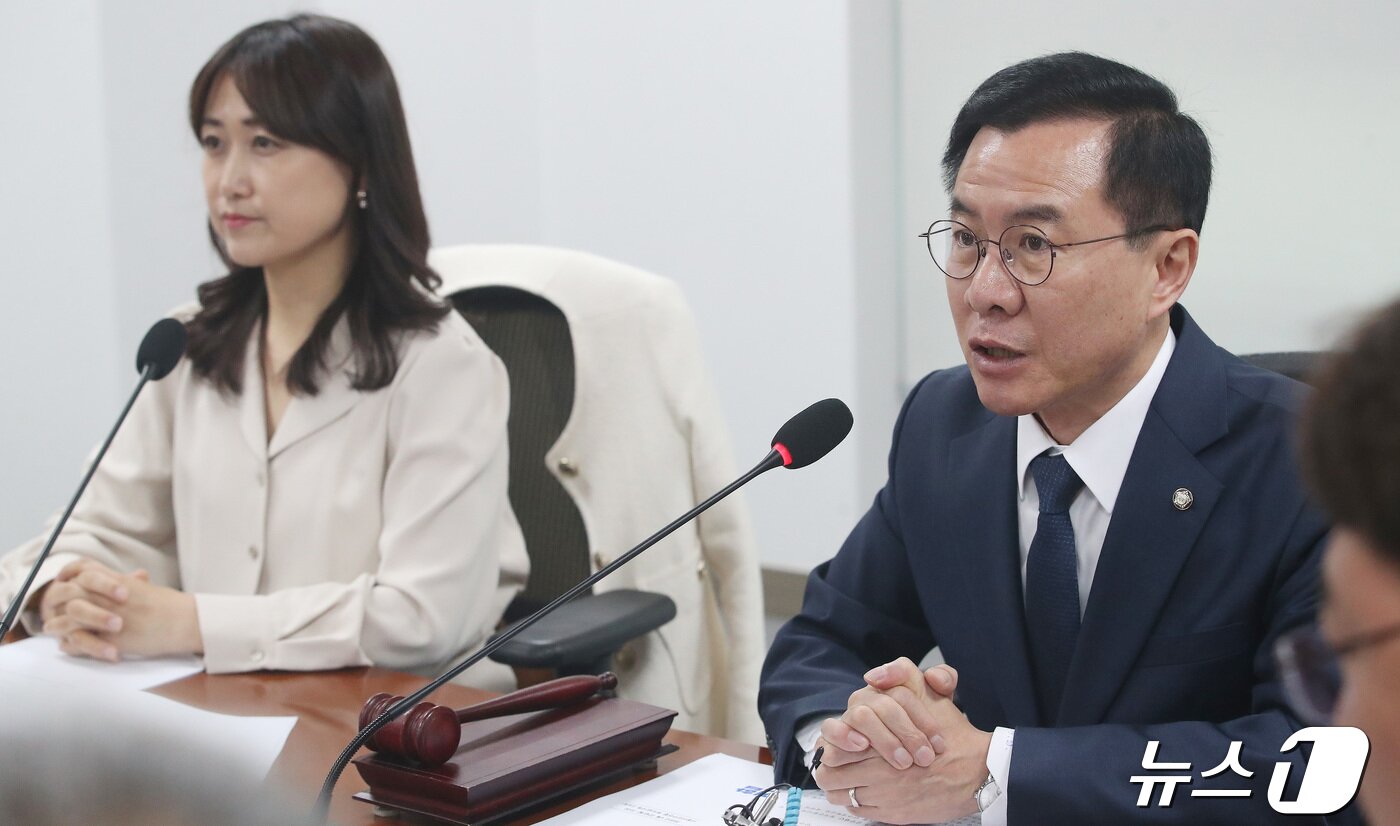 본문 이미지 - 윤영덕 더불어민주연합 공동대표가 22일 오전 서울 여의도 국회 의원회관에서 열린 최고위원회의에서 발언을 하고 있다. 2024.4.22/뉴스1 ⓒ News1 임세영 기자