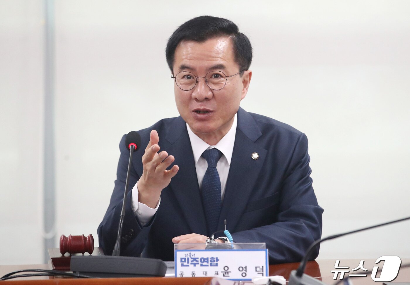 본문 이미지 - 윤영덕 더불어민주연합 공동대표가 22일 오전 서울 여의도 국회 의원회관에서 열린 최고위원회의에서 발언을 하고 있다. 2024.4.22/뉴스1 ⓒ News1 임세영 기자