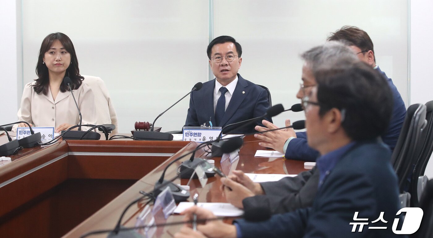 본문 이미지 - 윤영덕 더불어민주연합 공동대표가 22일 오전 서울 여의도 국회 의원회관에서 열린 최고위원회의에서 발언을 하고 있다. 2024.4.22/뉴스1 ⓒ News1 임세영 기자