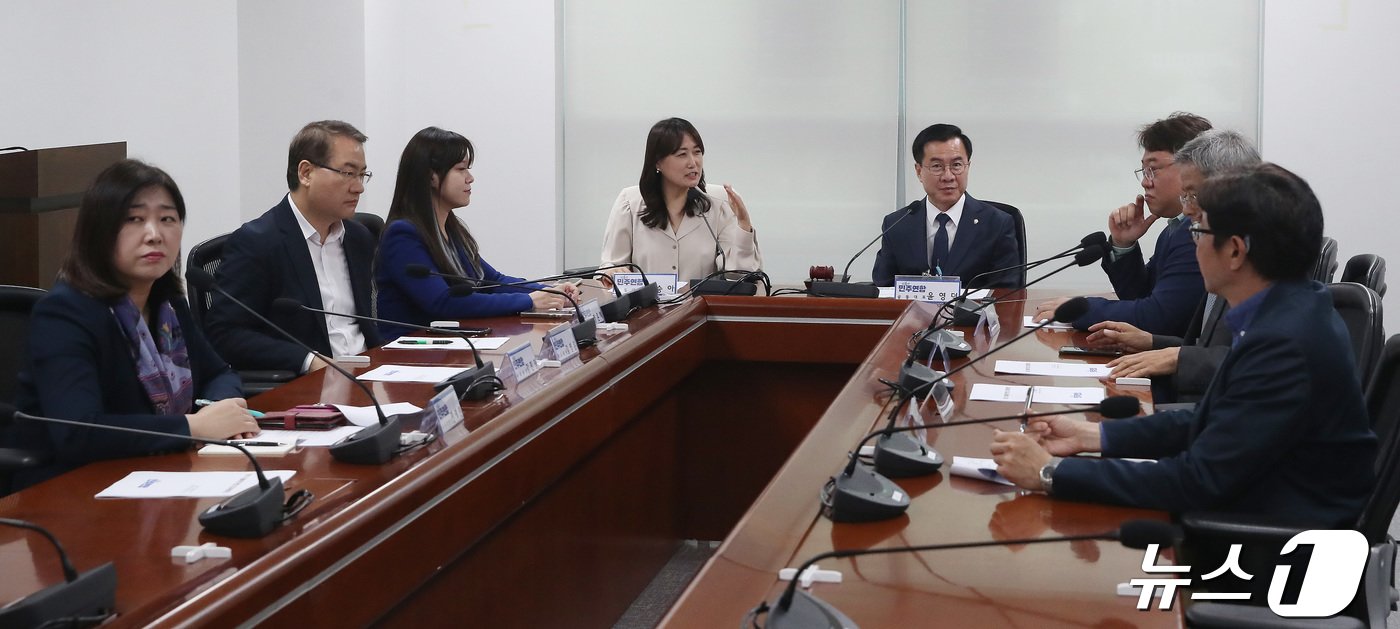 본문 이미지 - 윤영덕 더불어민주연합 공동대표가 22일 오전 서울 여의도 국회 의원회관에서 열린 최고위원회의에서 발언을 하고 있다. 2024.4.22/뉴스1 ⓒ News1 임세영 기자