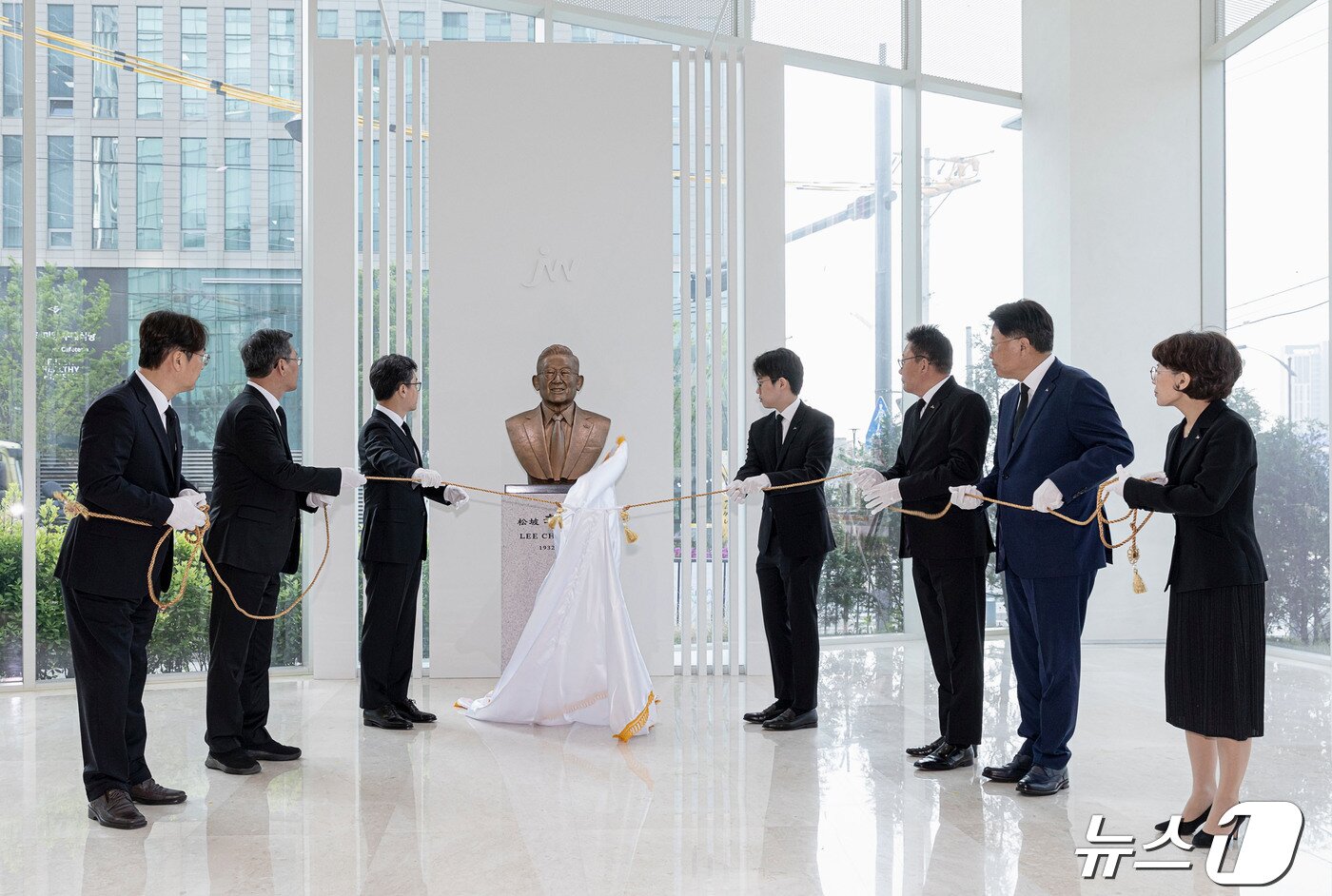 본문 이미지 - JW그룹 경영진이 고&#40;故&#41; 이종호 명예회장의 흉상을 공개하는 제막식을 진행하고 있다.&#40;JW그룹 제공&#41;/뉴스1 ⓒ News1