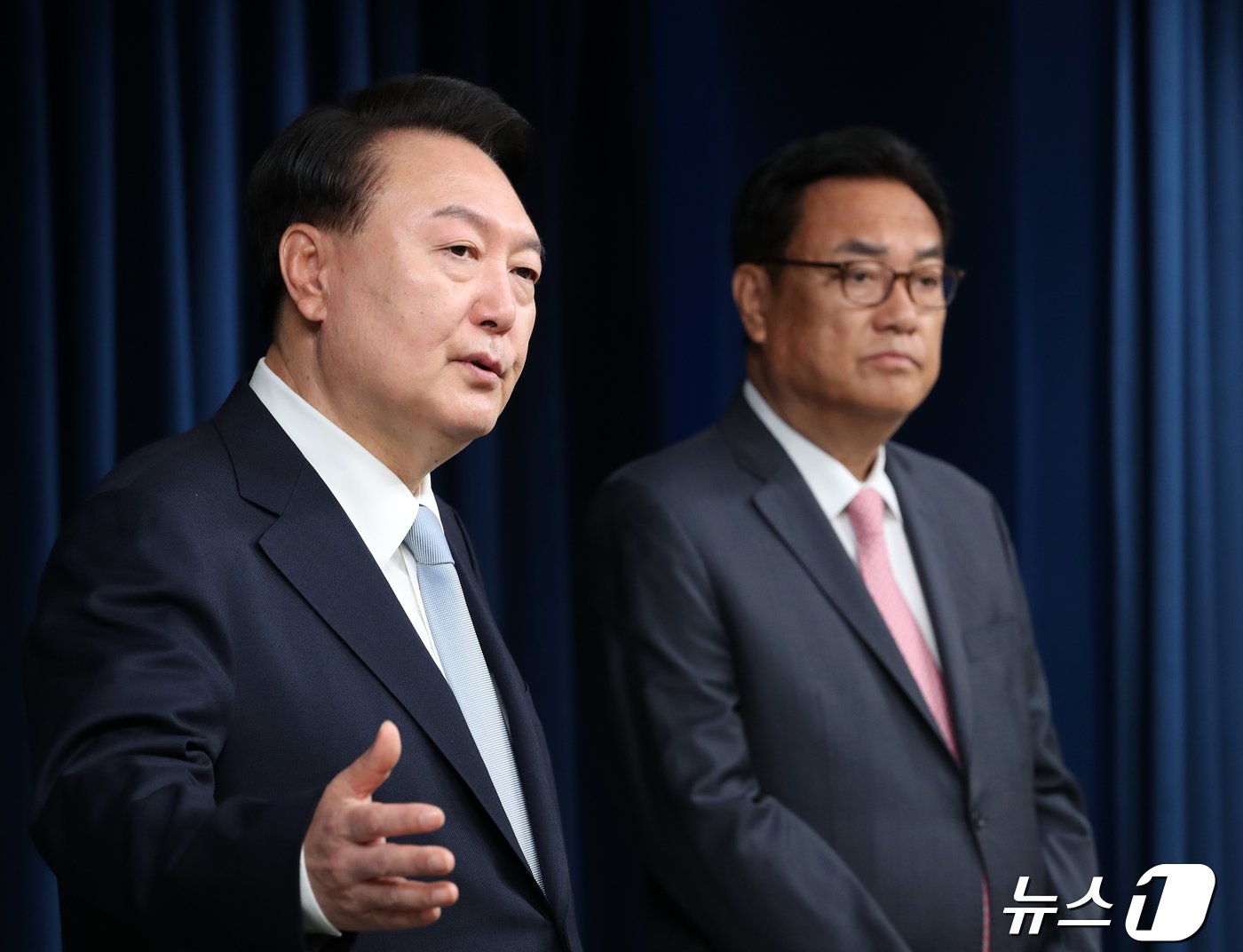 본문 이미지 - 윤석열 대통령이 22일 용산 대통령실 청사 브리핑룸에서 신임 대통령 비서실장에 임명한 정진석 의원을 소개하고 있다. 2024.4.22/뉴스1 ⓒ News1 오대일 기자