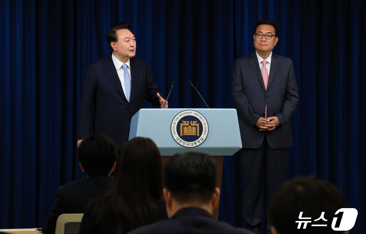 본문 이미지 - 윤석열 대통령이 22일 용산 대통령실 청사 브리핑룸에서 신임 대통령 비서실장에 임명한 정진석 의원을 소개하고 있다. (대통령실 제공) 2024.4.22/뉴스1 ⓒ News1 오대일 기자