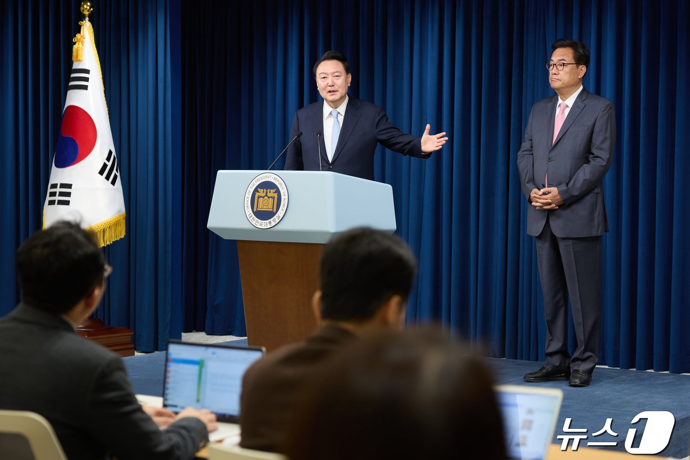 본문 이미지 - 윤석열 대통령이 22일 용산 대통령실 청사 브리핑룸에서 신임 대통령 비서실장에 임명한 정진석 의원을 소개하고 있다. (대통령실 제공) 2024.4.22/뉴스1 ⓒ News1 오대일 기자